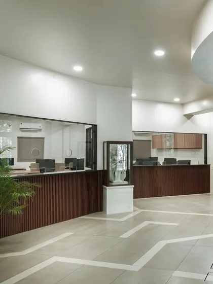 This wide view of the college reception shows the two administrative counters. The design is simple and functional, respecting the history of the institution while giving it a fresh, updated look.