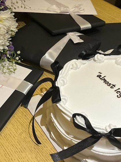The trending bow cake as part of a beautifully coordinated gift set. The black and white theme is carried through to the wrapping for a very stylish presentation.