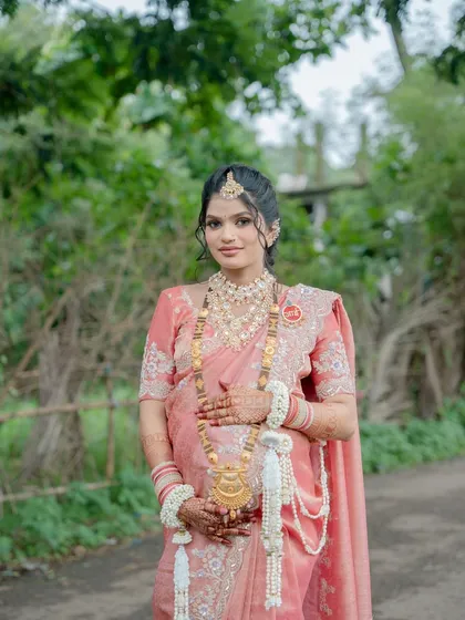 This mom-to-be looks serene and beautiful in her custom floral jewellery. The set is designed to be lightweight and comfortable throughout the event.
