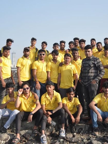 We are the biggest team of professional mehndi artists in Mumbai.