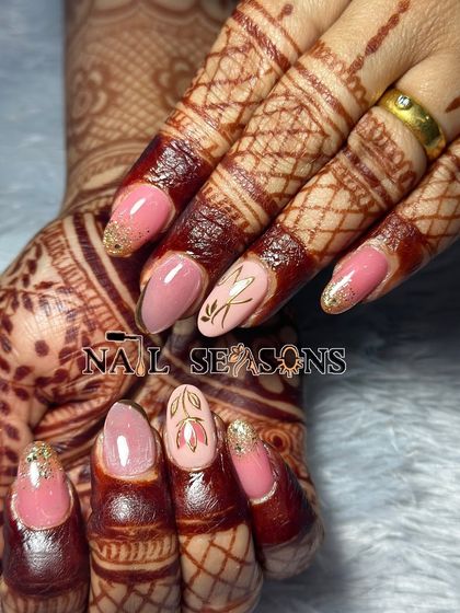 The combination of different textures, from the smooth cat eye to the sparkling glitter, makes this bridal set truly stand out.