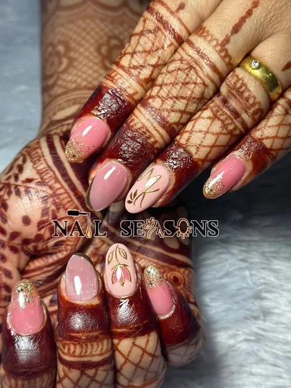 The combination of different textures, from the smooth cat eye to the sparkling glitter, makes this bridal set truly stand out.