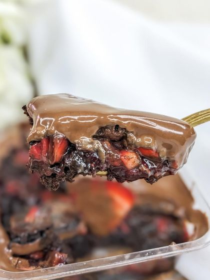 This is a spoonful from our classic Nutella Strawberry cake tub. It’s packed with our signature moist chocolate sponge, homemade strawberry compote, and of course, plenty of creamy Nutella. A perfect bite every time.