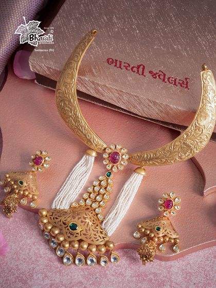 The Nakashi & Moti Thread Necklace, a beautiful blend of heritage and modern craftsmanship. Intricate Nakashi engraving is interwoven with lustrous pearls, creating a fusion masterpiece designed to adorn generations.