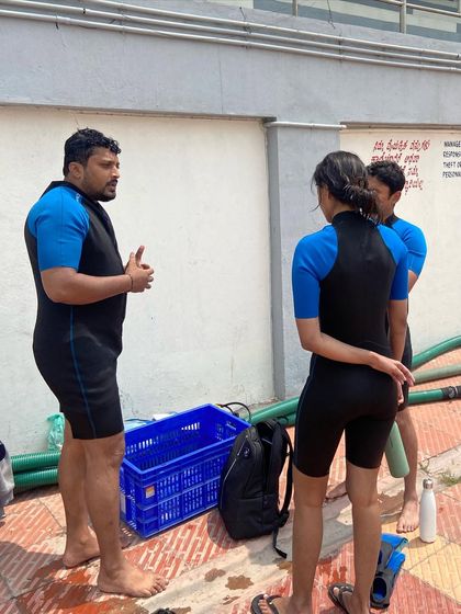 An instructor provides a pre-dive briefing during a pool session in Bengaluru. We ensure every student understands the skills before getting in the water.