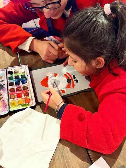 The Christmas spirit was in full swing at our workshop at the Boho Bazaar flea market in Delhi. Here, young artists are painting festive Santa Claus cards.