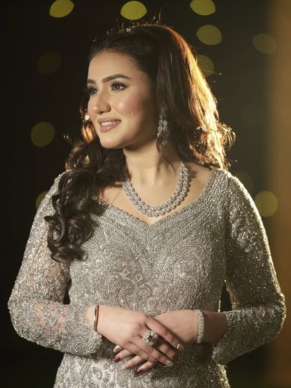 Another beautiful shot showing her radiant smile. The makeup looks flawless even without any filters.