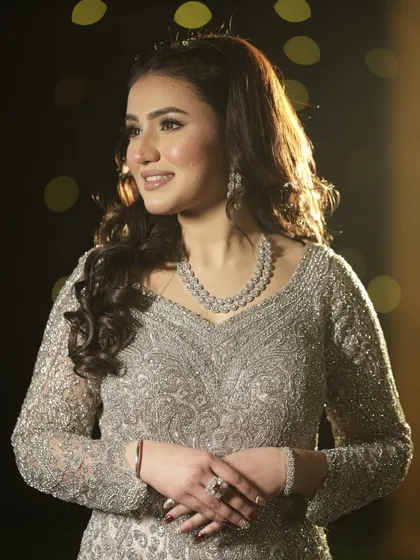 Another beautiful shot showing her radiant smile. The makeup looks flawless even without any filters.