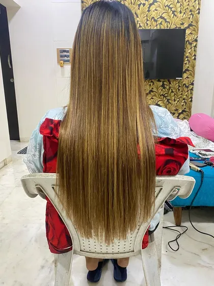 The final result of a micro ring extension service. The added length and highlights create a stunning, sleek look that is full of dimension.