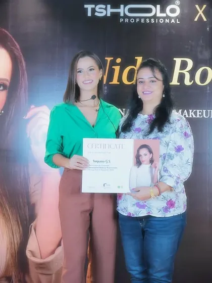 I believe in continuous learning to bring you the best techniques. Here I am, proud to be certified by renowned Brazilian international makeup artist Nidy Roseira after completing an advanced masterclass.