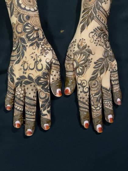 The full two-hand view of this beautiful sider design, perfect for a wedding guest.