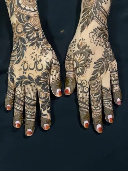 The full two-hand view of this beautiful sider design, perfect for a wedding guest.