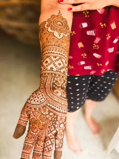 Another angle of the engagement henna, showing the design from the side.