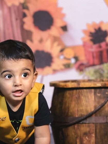 Our sunflower and honeybee theme is buzzing with cuteness. This set includes a honeycomb backdrop, wooden barrels, and plenty of sunflowers for a bright and cheerful photoshoot.