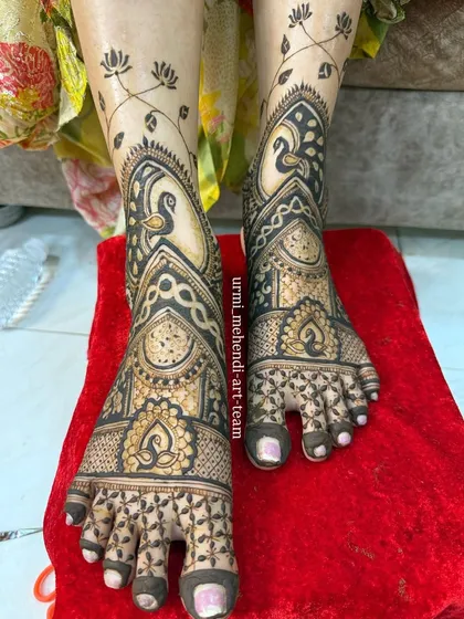 A unique and graceful design for bridal feet, featuring swan motifs and delicate vines extending up the leg. It's a beautiful alternative to heavier patterns.