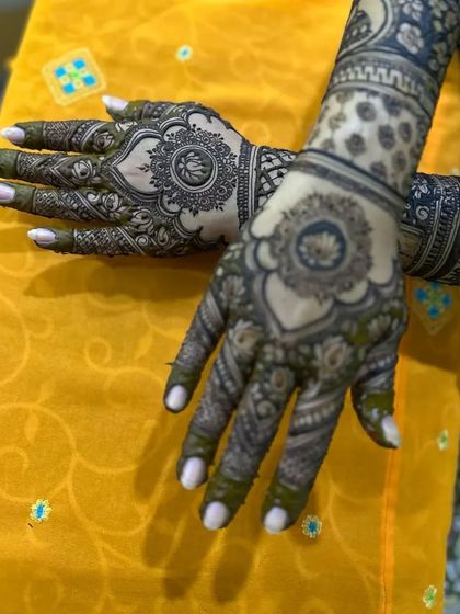 A stunning bridal mehendi with large lotus mandalas. The use of dark and light shading creates a beautiful three-dimensional effect.