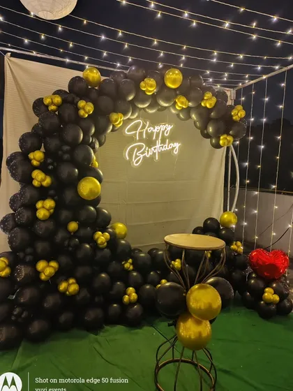 This photo shows the details of the black and gold balloon arrangement on the circular frame. I use different sizes of balloons to create a full and dynamic look for the birthday backdrop.