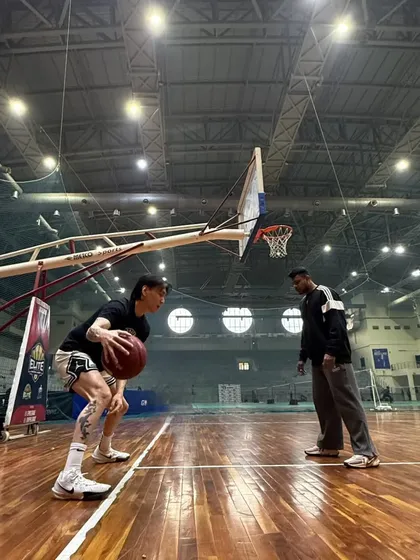 Trust the process. Here I am working one on one with a player, focusing on his stance and ball protection.