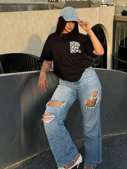 A full-length pose in the comfortable and cool oversized outfit.