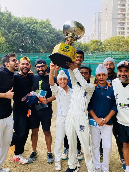 The TUG Blaster team lifts the championship trophy high. A moment of pure celebration after a series of tough matches.
