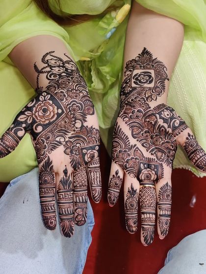 A beautiful party mehandi with rose motifs and swirling patterns. The design is different on each hand, creating a unique and modern look.