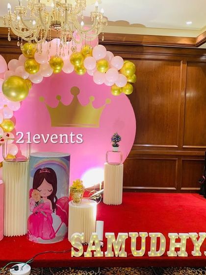 Another view of the pink and gold princess theme, showing the marquee name and character pedestal.