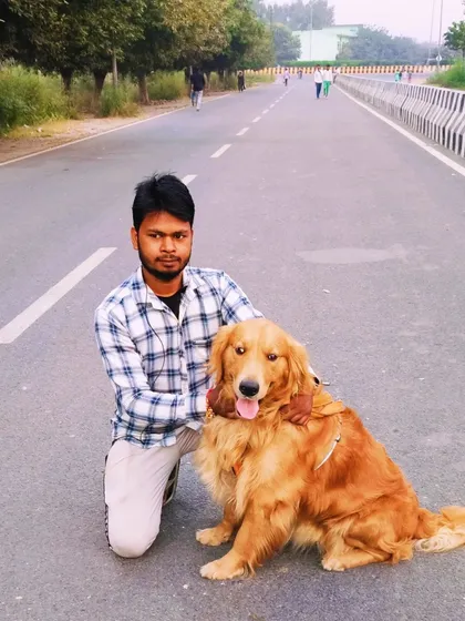Taking a moment during a morning walk with a friendly Golden Retriever. I make sure every dog feels comfortable and safe with me, building a bond of trust from our very first walk.