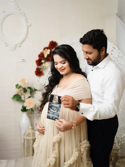 The first hello. I love incorporating sonogram photos into my sessions. It’s a beautiful way for couples to connect with their baby and celebrate this incredible journey together.