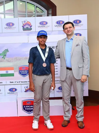 Rayirth Jain receives his 3rd place medal at the US Kids New Delhi Fall Local Tour.