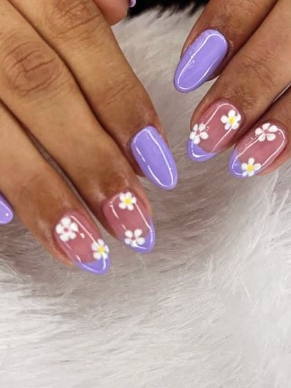 A soft and pretty floral design. This set features a lovely lavender polish with accent nails showcasing tiny, hand-painted white daisies on a sheer background.