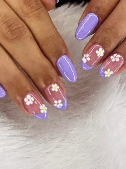 A soft and pretty floral design. This set features a lovely lavender polish with accent nails showcasing tiny, hand-painted white daisies on a sheer background.