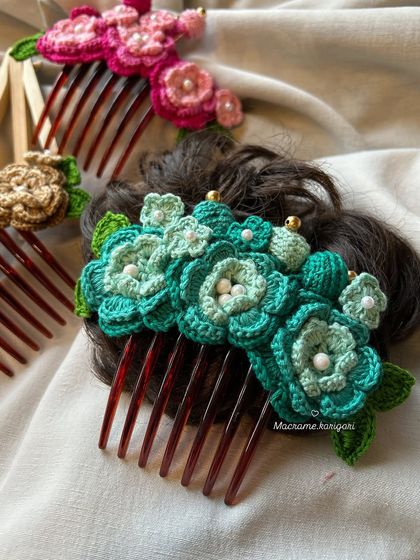 This teal and green crochet bun comb offers a fresh, vibrant color palette. The combination of different shades and pearl details makes it a stunning hair accessory.
