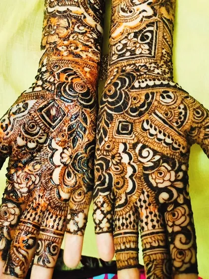 A throwback to a beautiful bridal henna I did a year ago. The design is packed with details, including geometric shapes and floral swirls.