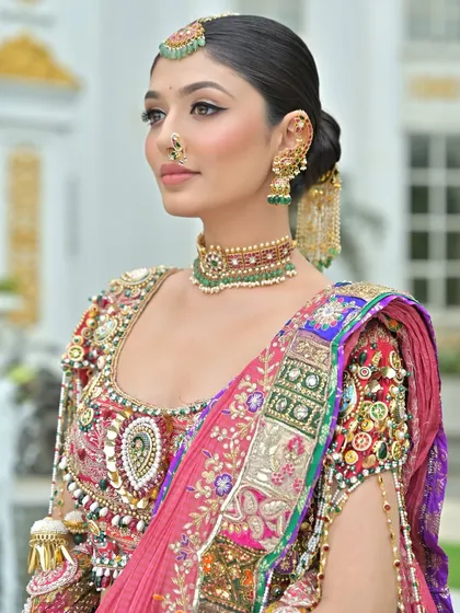 This is my signature Maharashtrian bridal look. The focus is on flawless, glowing skin, sharp winged eyeliner, and traditional jewellery like the nath and chandrakor bindi to create a truly regal feel.