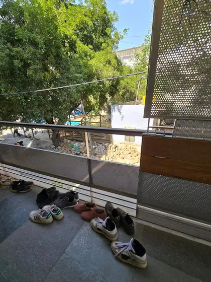 A duplicate of the previous image, emphasizing the detail of the shoes left at the entrance, a symbol of a shared, respectful space for learning.