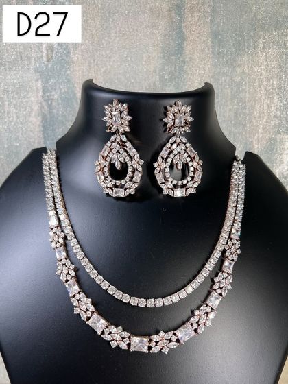 A beautiful double-layered necklace set in a rose gold finish. This piece is perfect for renting if you want a look that is both trendy and elegant, suitable for a variety of events.
