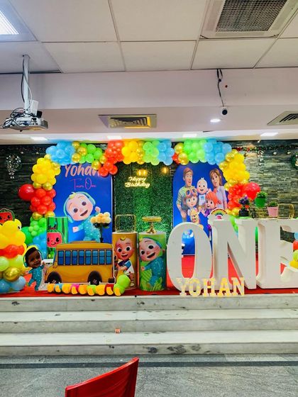 A wider angle of the staged Cocomelon setup, showing the full, colorful balloon arrangement.