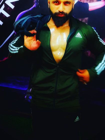 Even under a tracksuit, the results of hard work are visible. A defined chest and core are signs of a low body fat percentage, achieved through a combination of diet, cardio, and fat-loss supplements.