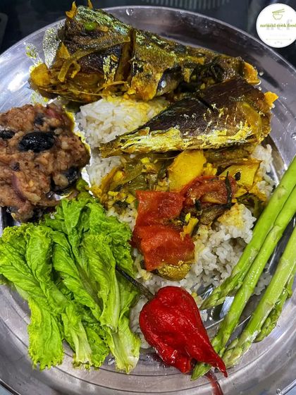 A flavorful meal of mackerel fish curry, aromatic stink bean eromba, and a fresh king chili (u morok).