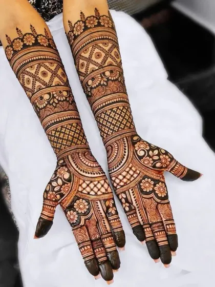This full-arm bridal design is packed with detail, featuring multiple bands of different patterns for a rich and varied look.