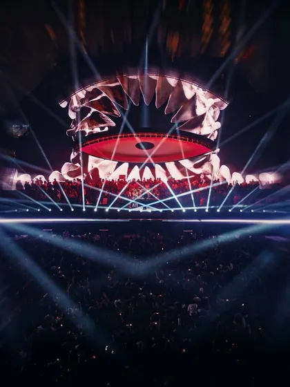 The stage production for the NYE concert was dynamic and ever-changing. Here, the visuals transformed into a monstrous, jaw-like structure, adding a dark and edgy vibe to Argy's set.