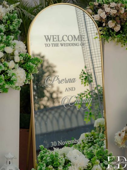 A closer look at the welcome mirror, reflecting the intricate wire mesh structure of the venue. This detail shot shows how every element of the decor is cohesive and thoughtfully designed.