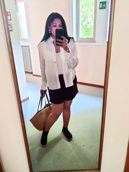 Arriving at the beautiful Lake Garda. I wore linen shorts with a tank top and an open linen shirt, a perfect layered look for traveling between destinations.