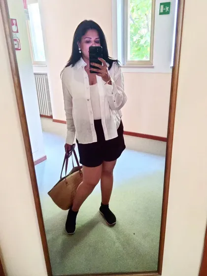 Arriving at the beautiful Lake Garda. I wore linen shorts with a tank top and an open linen shirt, a perfect layered look for traveling between destinations.