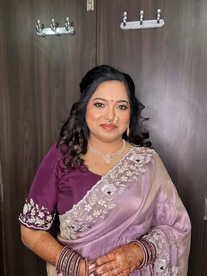 A beautiful smile from the engagement bride, showing her complete look with traditional Maharashtrian jewelry.
