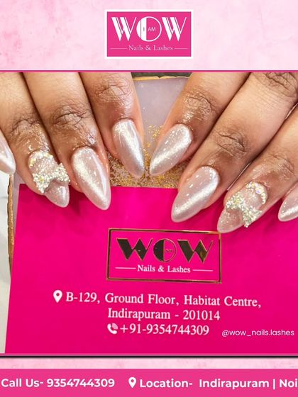 A truly glamorous set of almond-shaped extensions. This design features a pearlescent cat-eye base with sparkling 3D bows made of rhinestones for an incredibly luxurious finish.