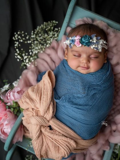 A lovely colour combination of dusty blue and blush pink. The floral headband ties all the colours together beautifully.