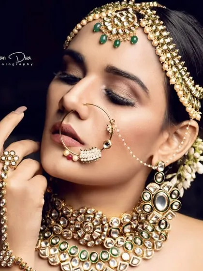 It's all in the details. We offer a wide range of high-quality jewellery, like this intricate Kundan choker and matha patti set, allowing you to capture stunning close-ups that highlight your makeup artistry.