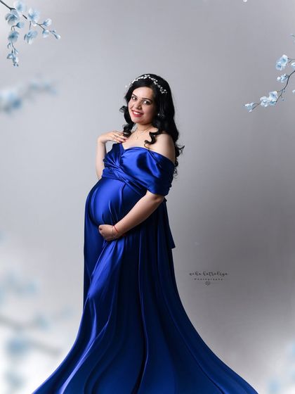 A simple pearl headband adds a touch of elegance to this maternity look, proving that small details can make a big impact.