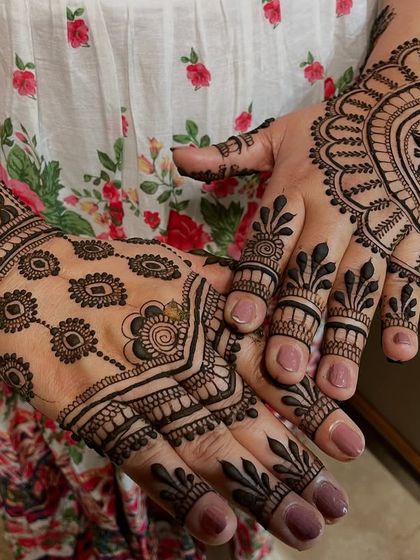 This is a beautiful example of an Arabic-style 'bail' or vine. The design flows diagonally across the hand, adorned with simple flowers and leaves.